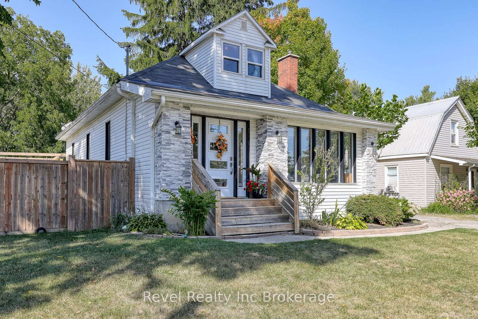 Front of 174 Delatre Street W
