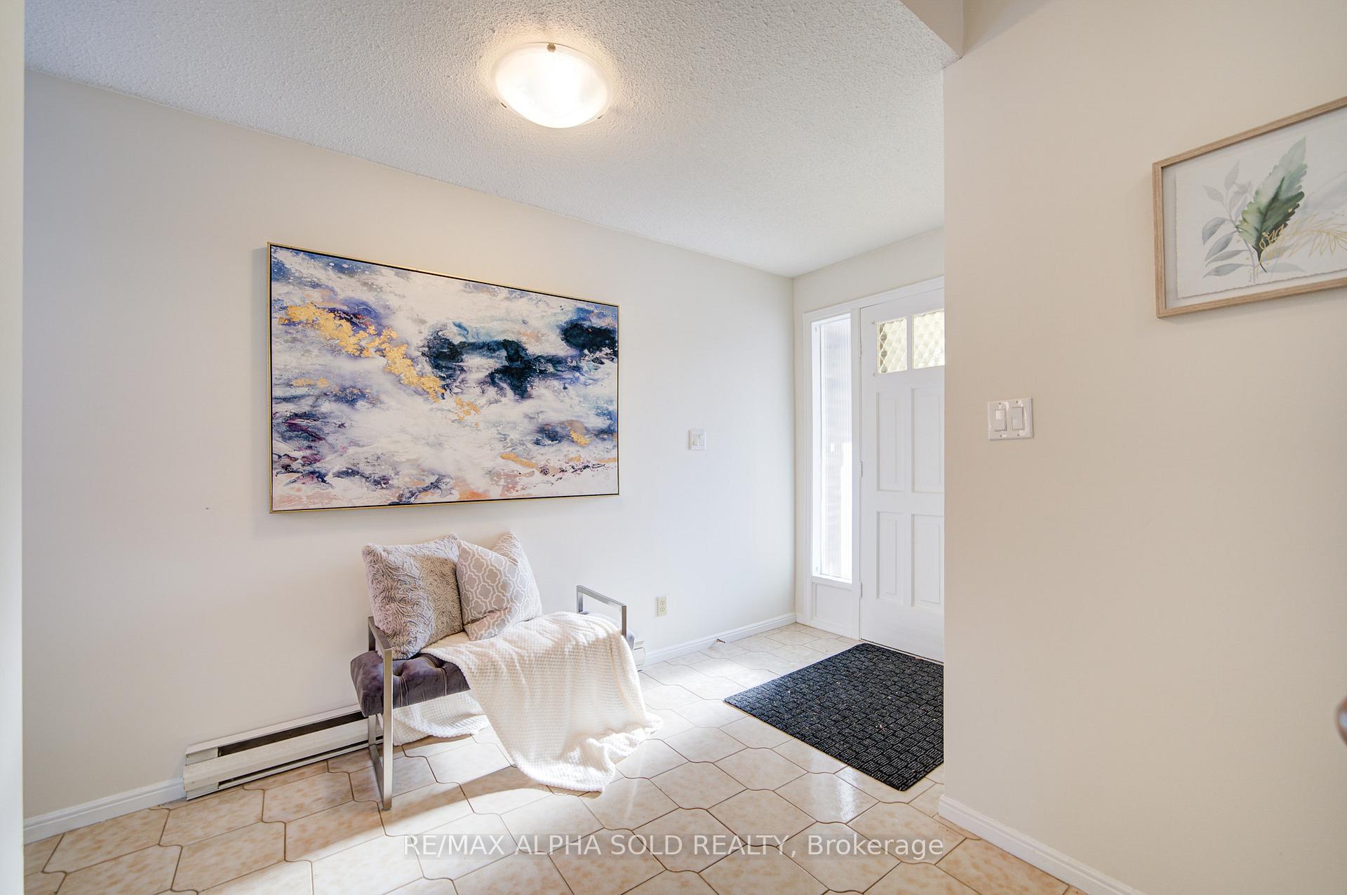Photo 3 of 73 Oak Lea Circle, Markham, Markham Village — HOMEH