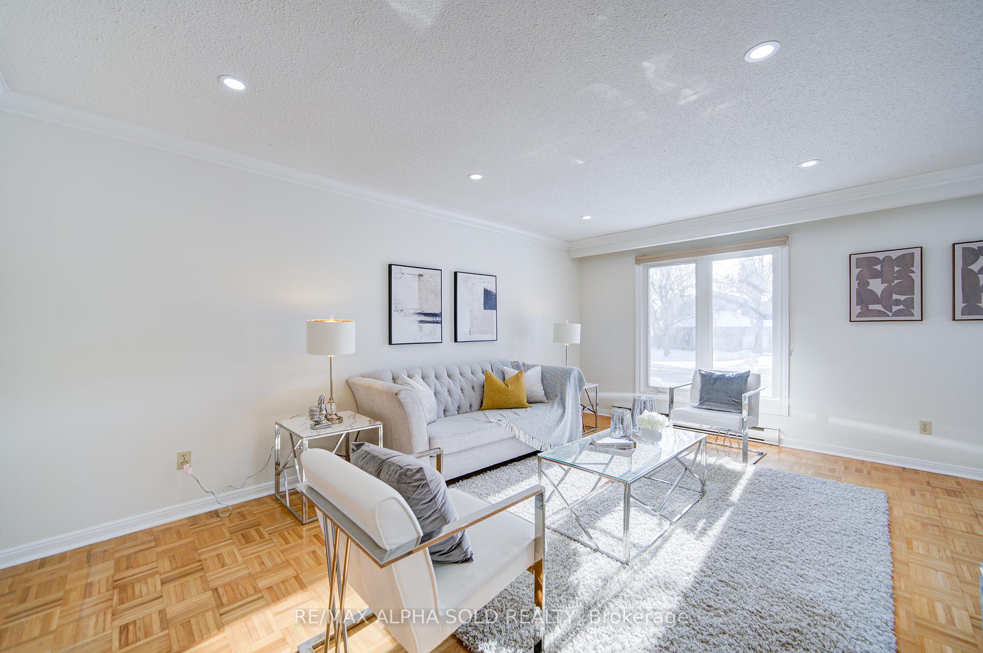 Photo 10 of 73 Oak Lea Circle, Markham, Markham Village — HOMEH