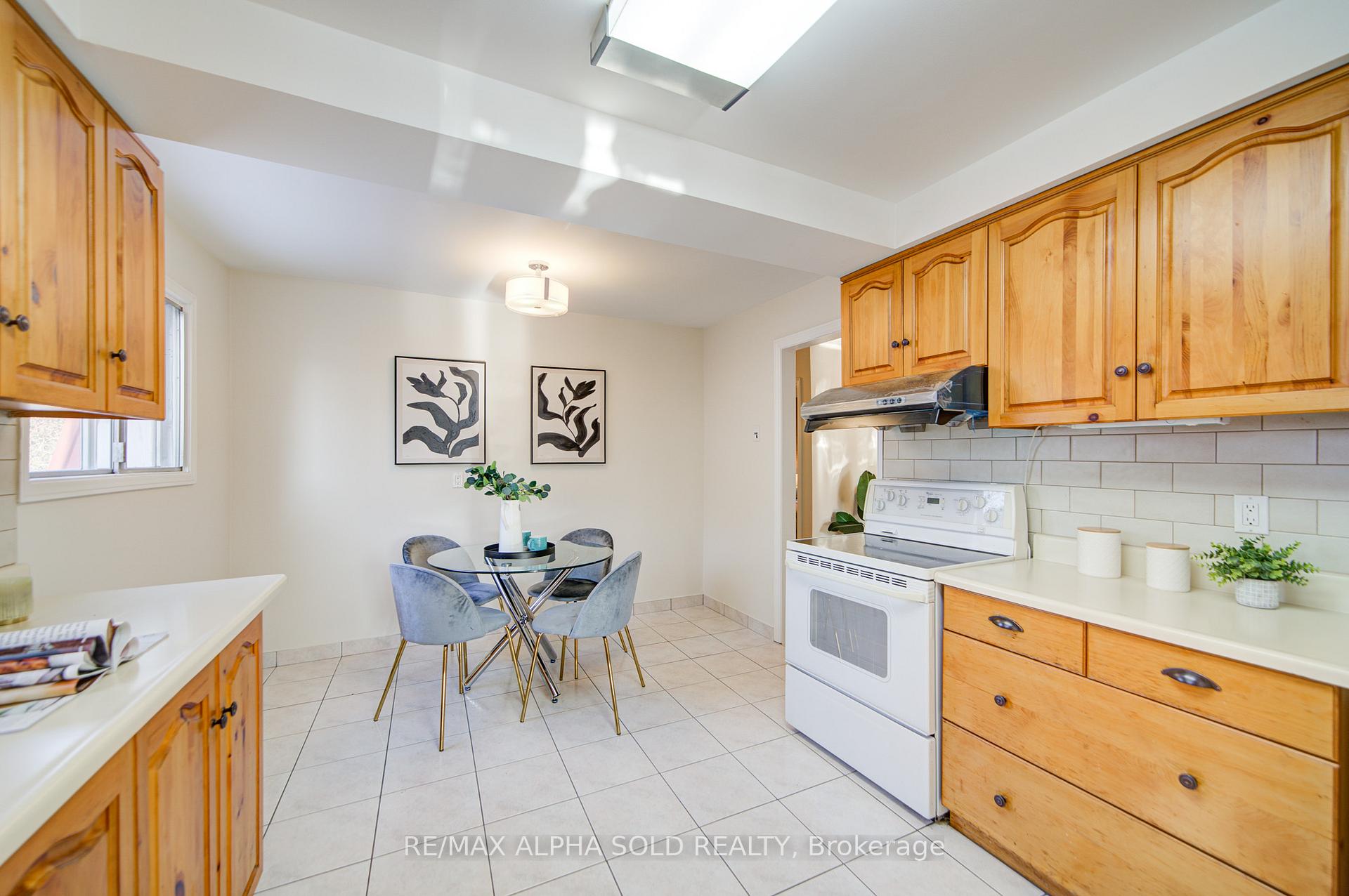 Photo 16 of 73 Oak Lea Circle, Markham, Markham Village — HOMEH