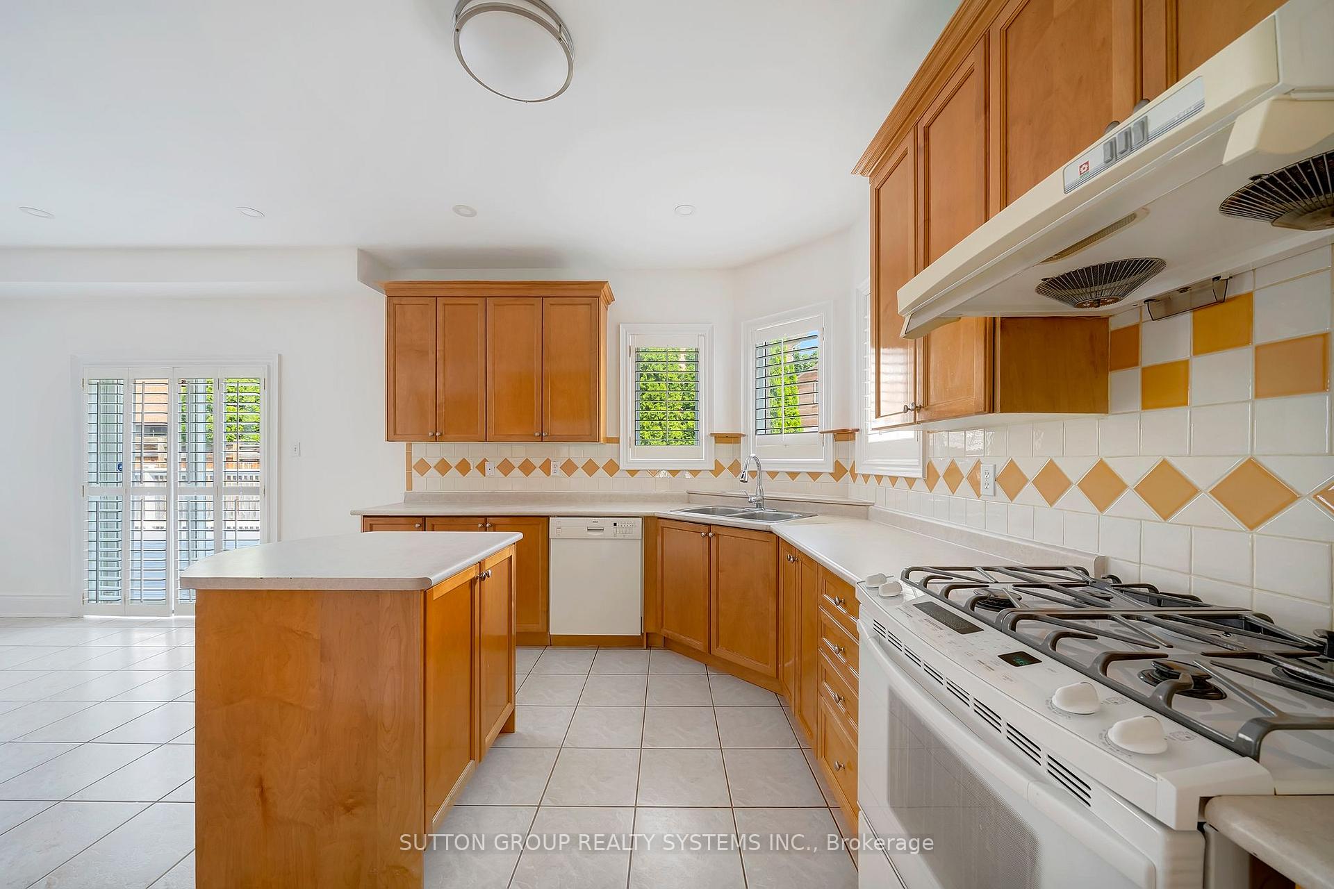 Photo 13 of 12 St Urbain Drive, Vaughan, Vellore Village — HOMEH