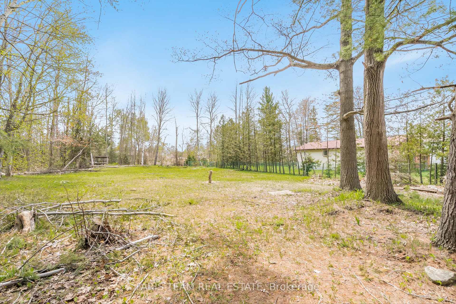 Photo 3 of 21 Poplar Glen Road, Wasaga Beach — HOMEH