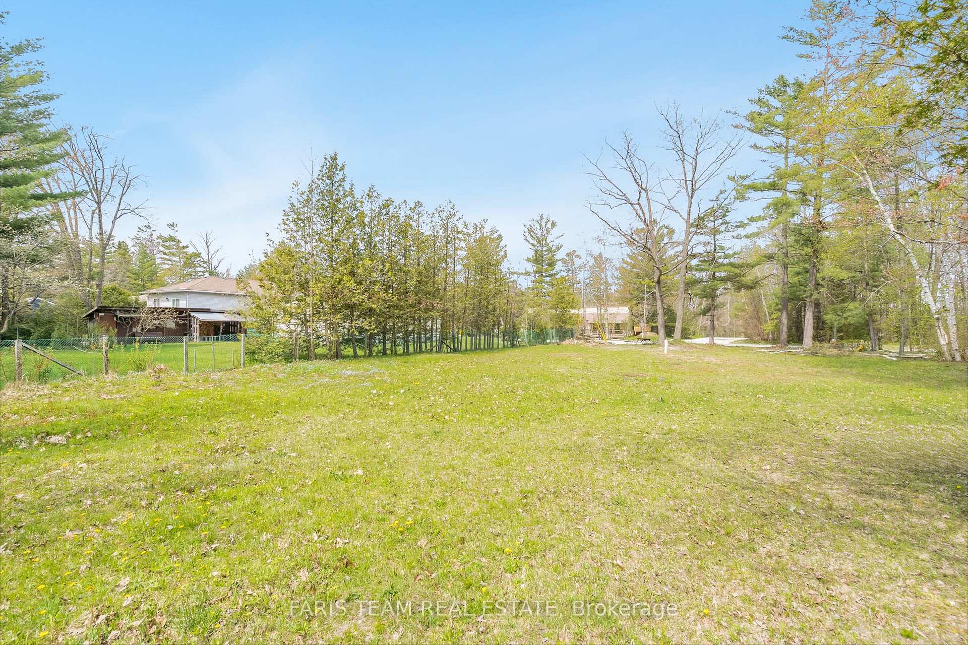 Photo 4 of 21 Poplar Glen Road, Wasaga Beach — HOMEH