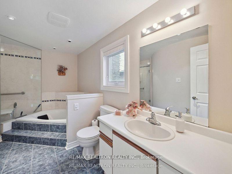 Photo 32 of 53 Peter Andrew Crescent, Vaughan, Brownridge — HOMEH