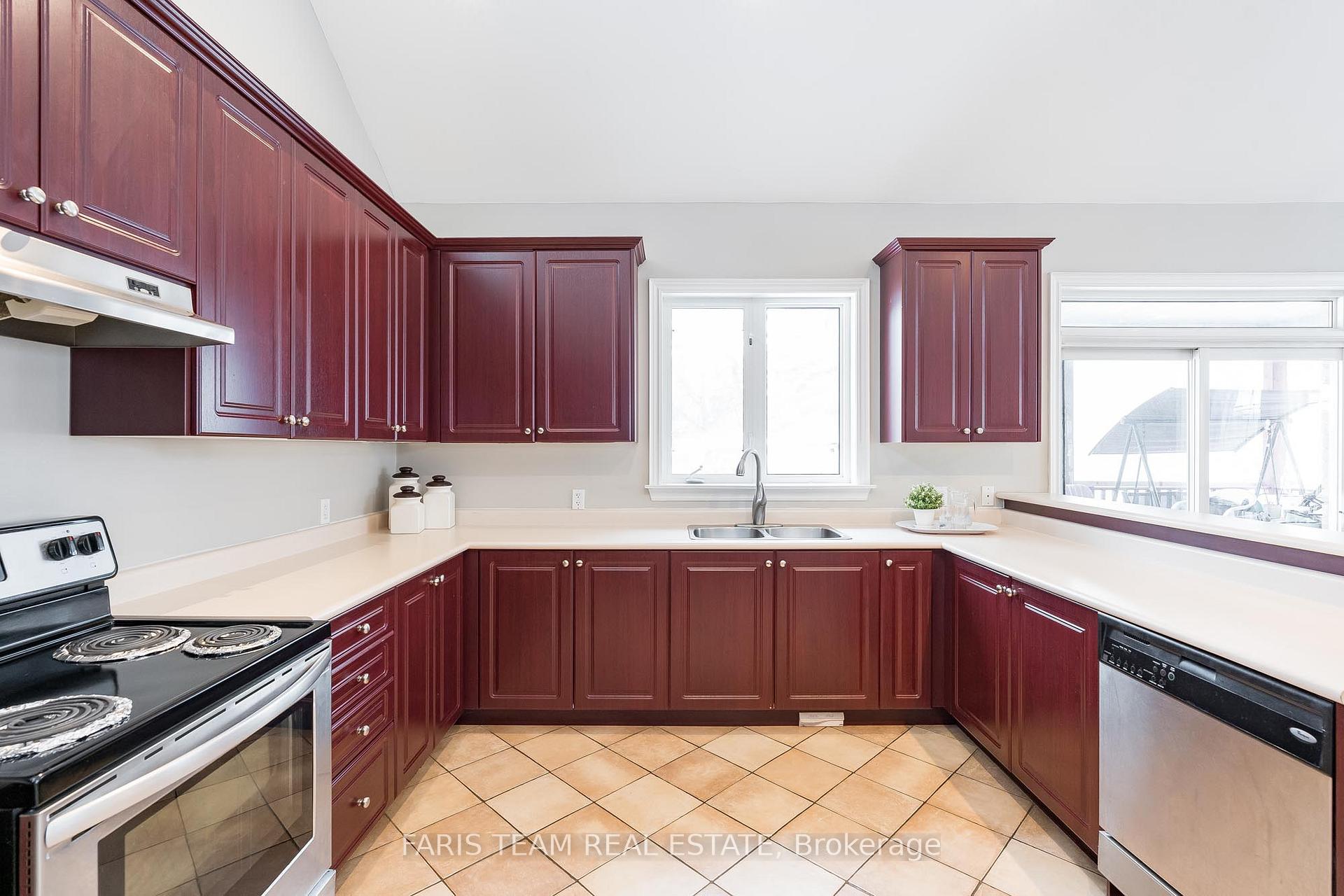 Photo 4 of 8 Elm Drive, Wasaga Beach — HOMEH