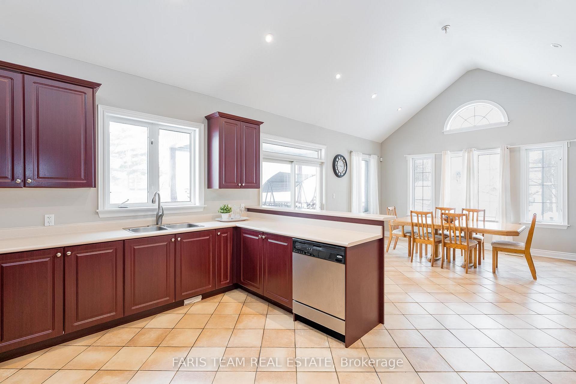 Photo 5 of 8 Elm Drive, Wasaga Beach — HOMEH