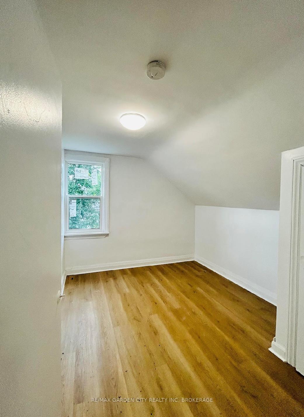 Photo 4 of Unit #UPPER, 99 Beatrice Street, Welland, Lincoln/Crowland — HOMEH