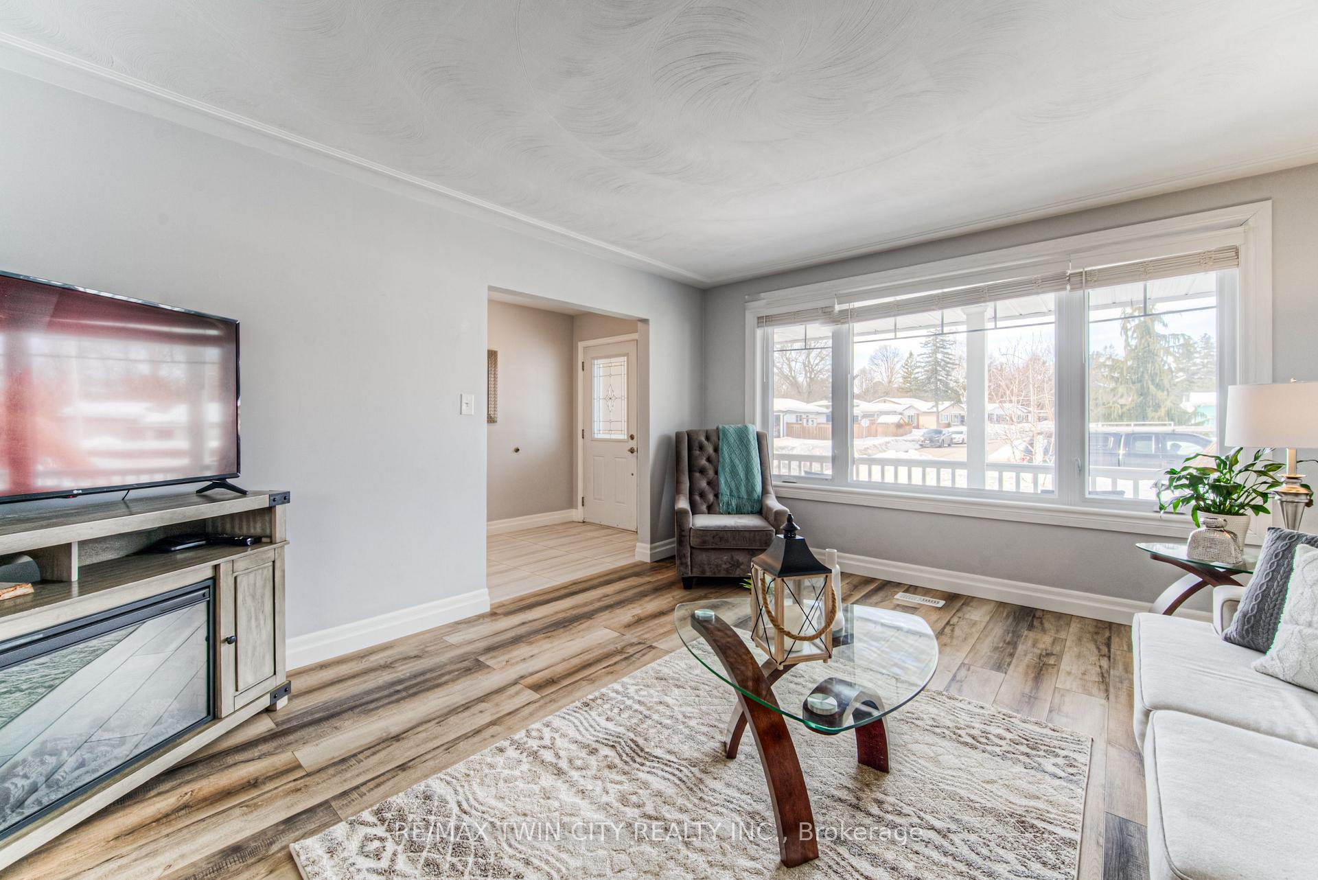 Photo 8 of 642 Glen Forrest Boulevard, Waterloo — HOMEH