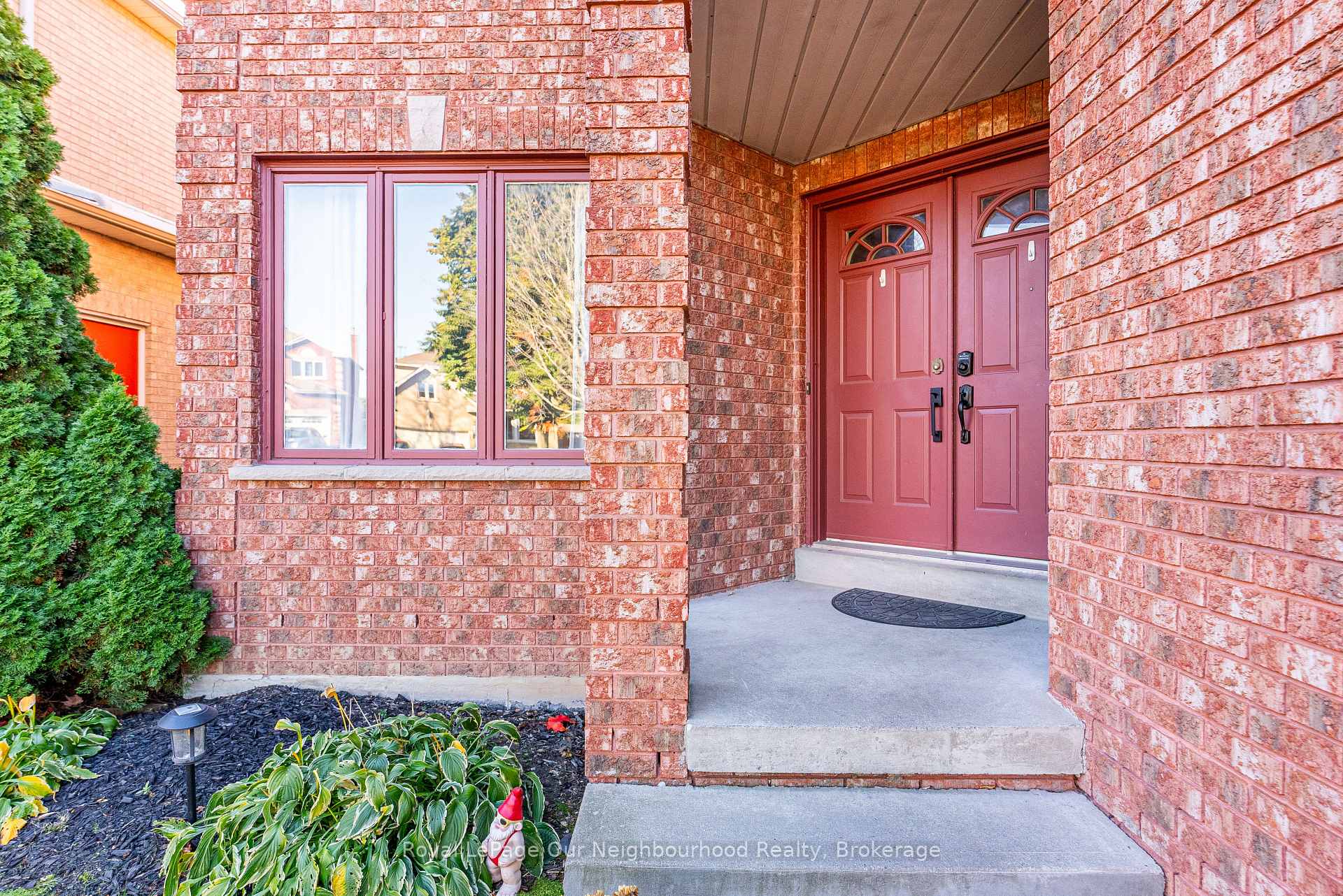 Photo 3 of 43 Ringwood Drive, Whitby, Rolling Acres — HOMEH