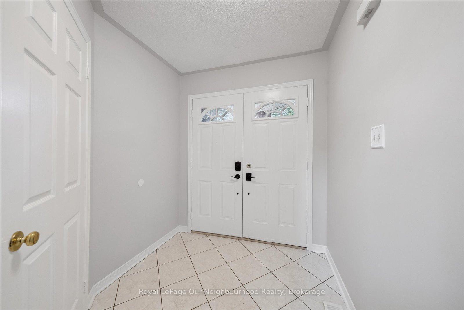 Photo 5 of 43 Ringwood Drive, Whitby, Rolling Acres — HOMEH
