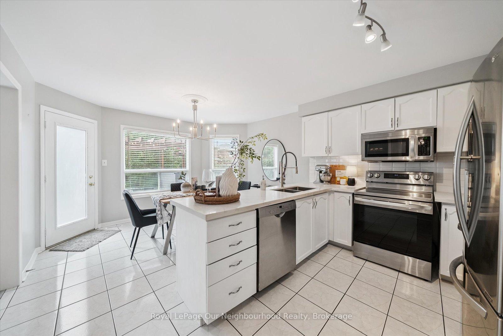 Photo 10 of 43 Ringwood Drive, Whitby, Rolling Acres — HOMEH