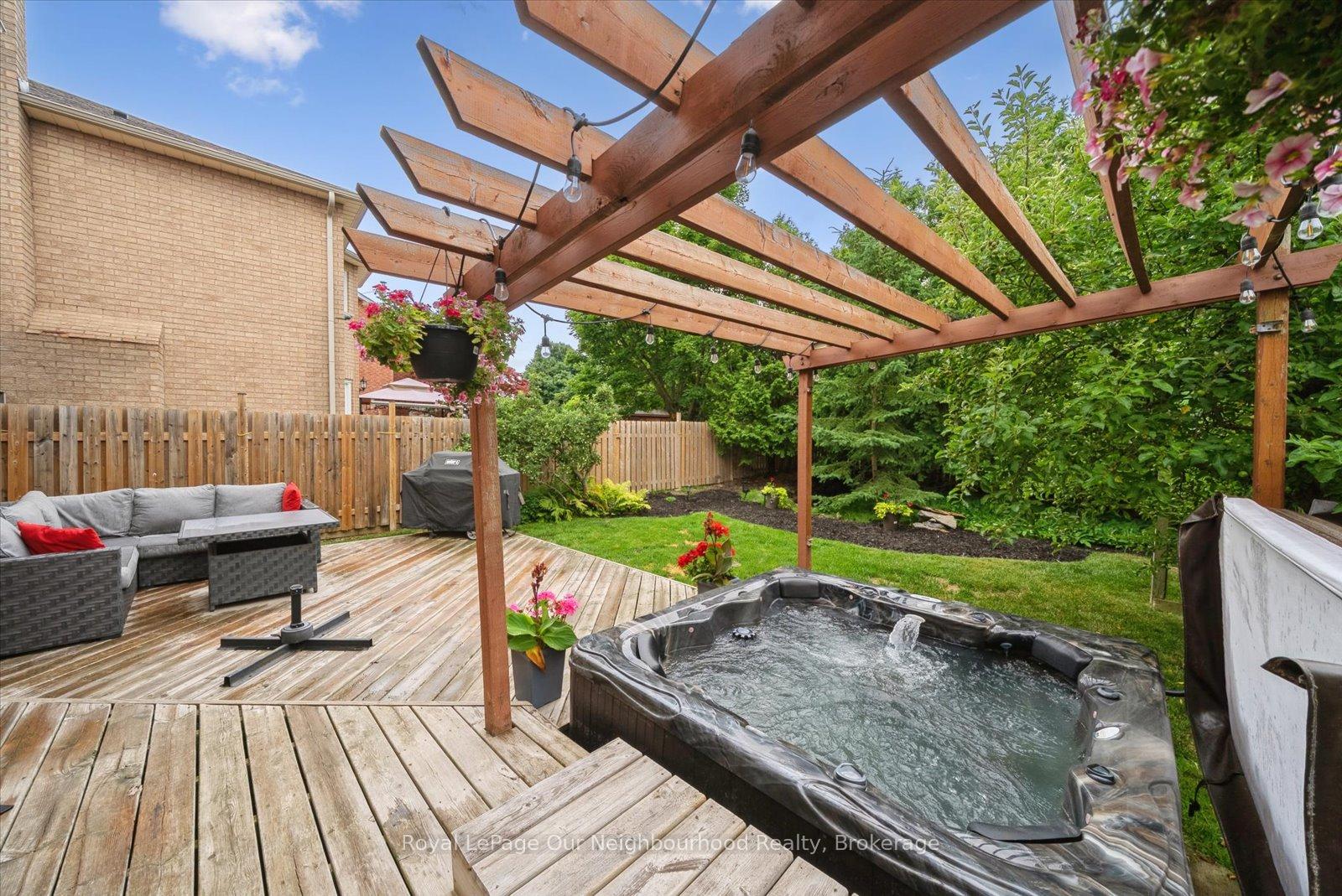 Photo 32 of 43 Ringwood Drive, Whitby, Rolling Acres — HOMEH