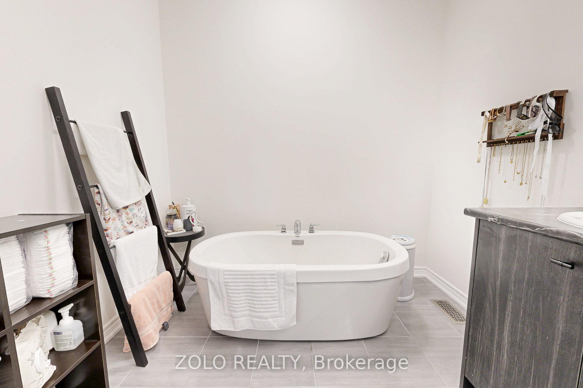 Photo 31 of 576 Barons Street, Vaughan, Kleinburg — HOMEH