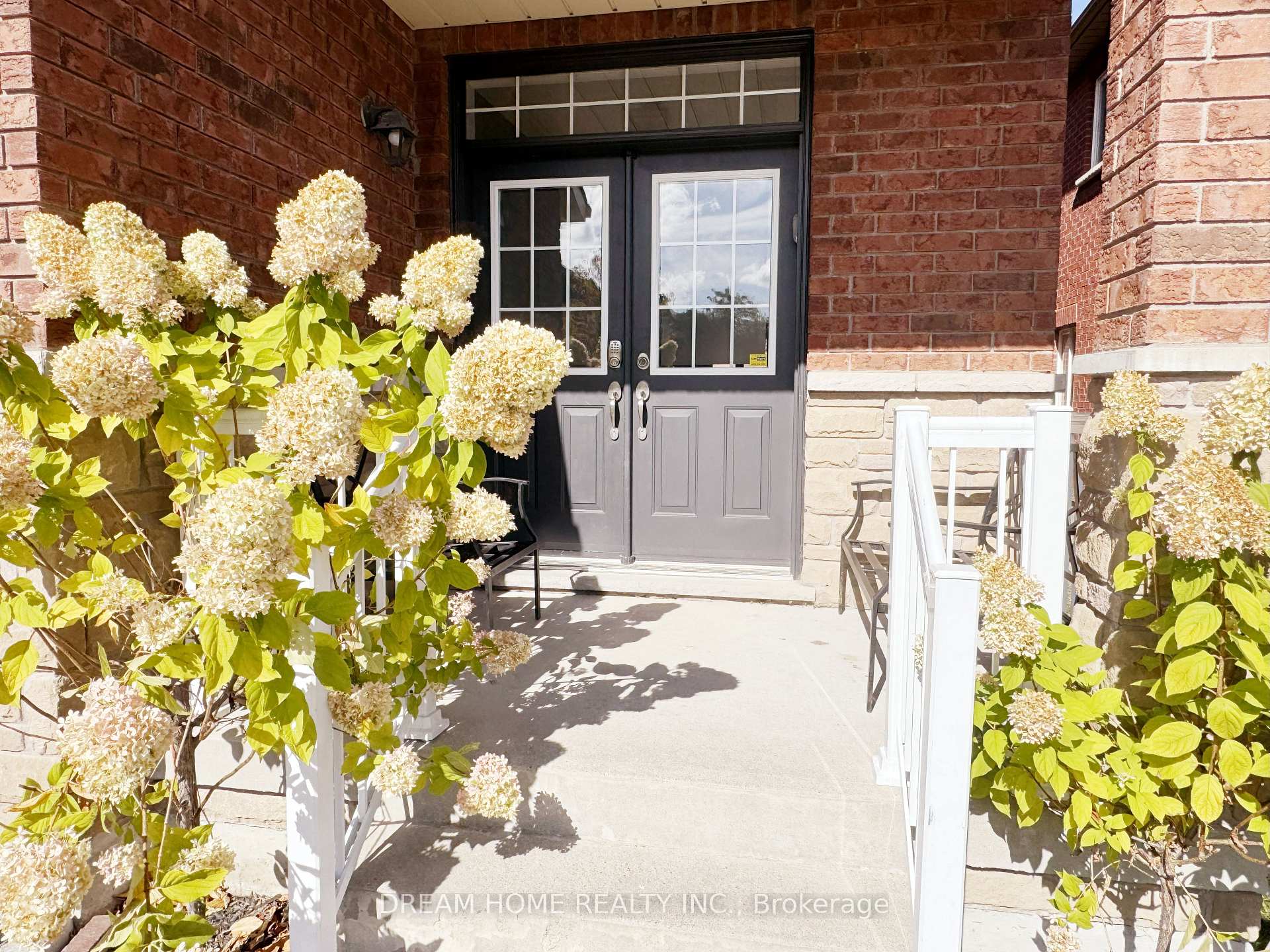 Photo 2 of 110 Autumn Hill Boulevard, Vaughan, Patterson — HOMEH