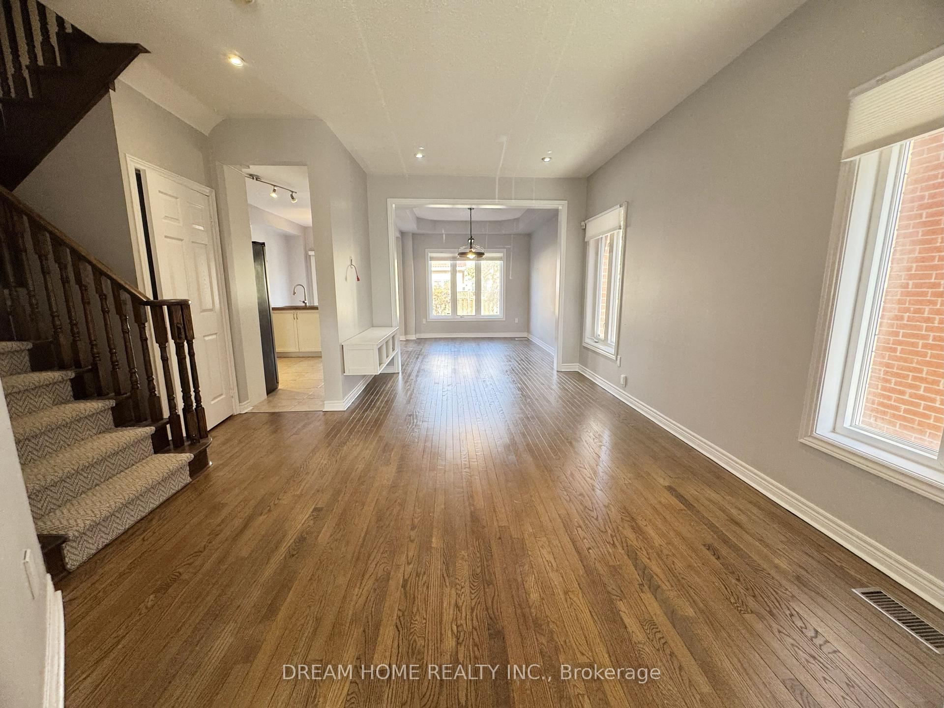 Photo 3 of 110 Autumn Hill Boulevard, Vaughan, Patterson — HOMEH