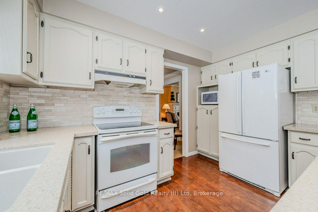 Photo 16 of 457 Brynhurst Boulevard, Waterloo — HOMEH