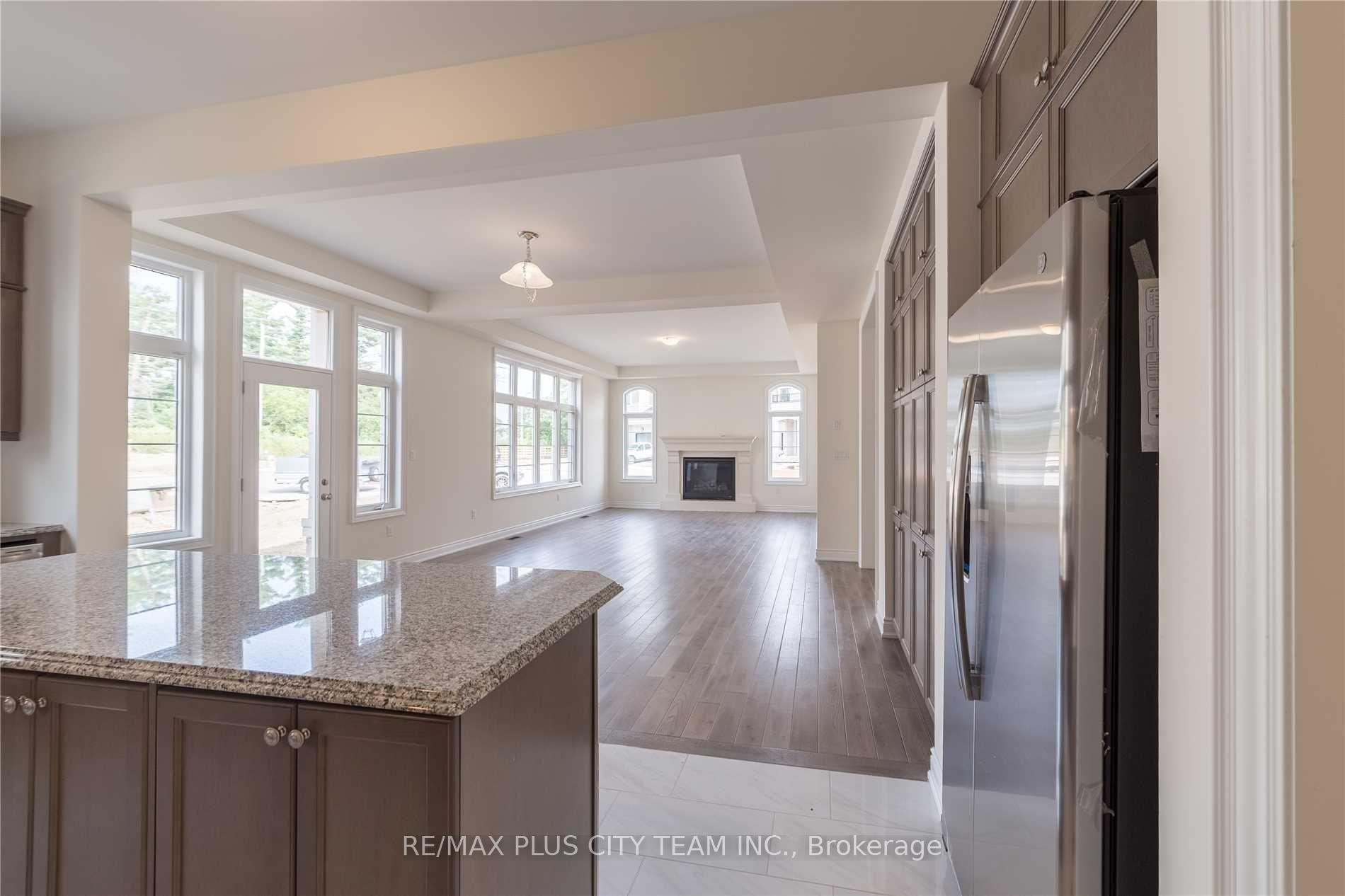 Photo 5 of 31 Grace Lake Court, Vaughan, Kleinburg — HOMEH
