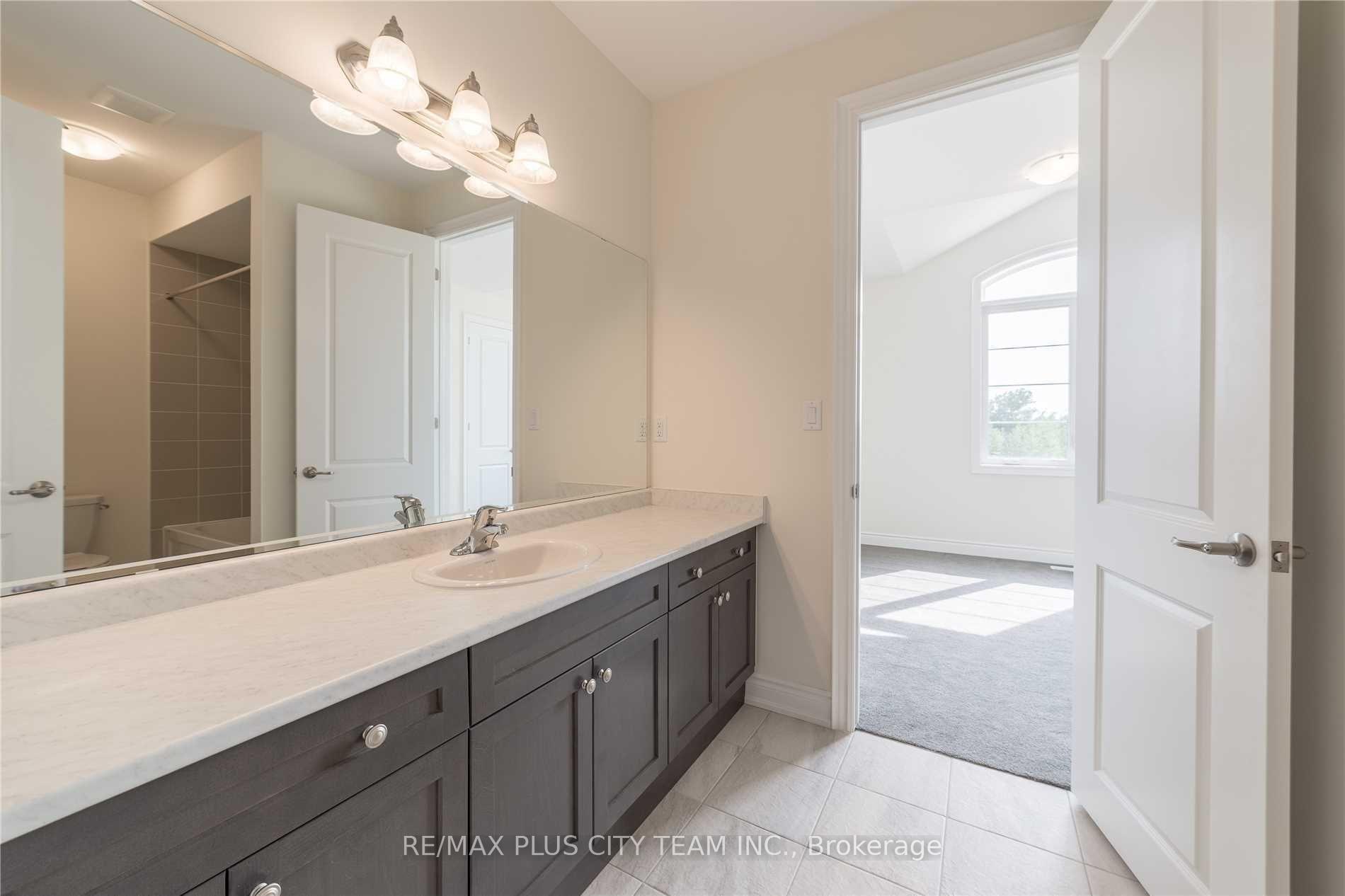 Photo 18 of 31 Grace Lake Court, Vaughan, Kleinburg — HOMEH