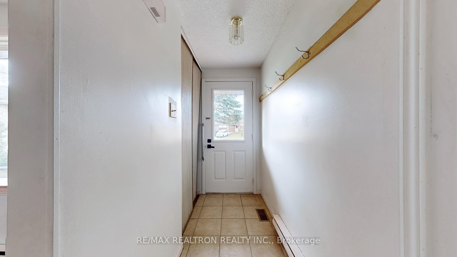Photo 25 of 71 Geddes Crescent, Barrie, Northwest — HOMEH