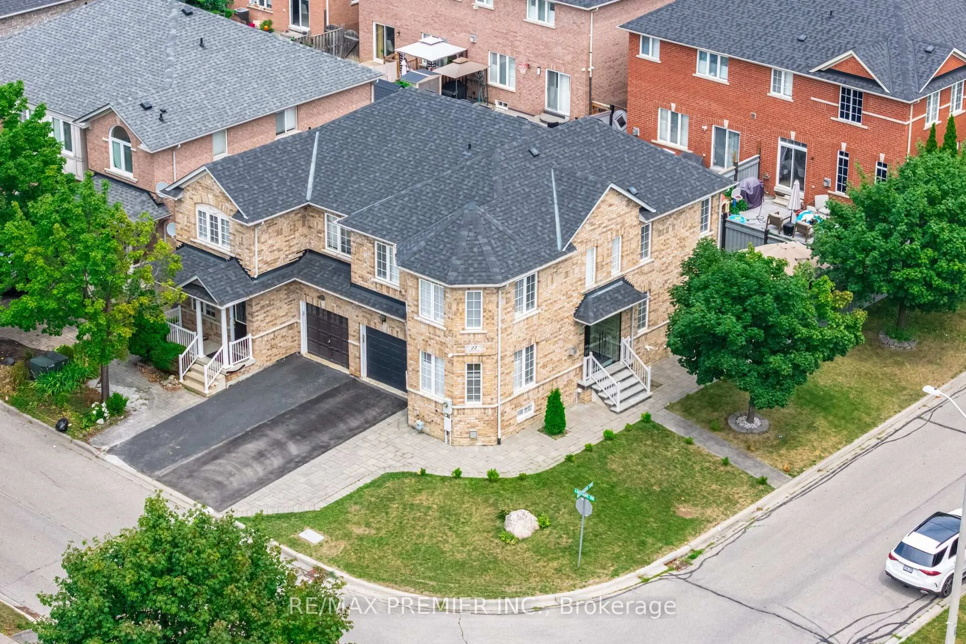 Photo 3 of 27 Lucerne Drive, Vaughan, Vellore Village — HOMEH