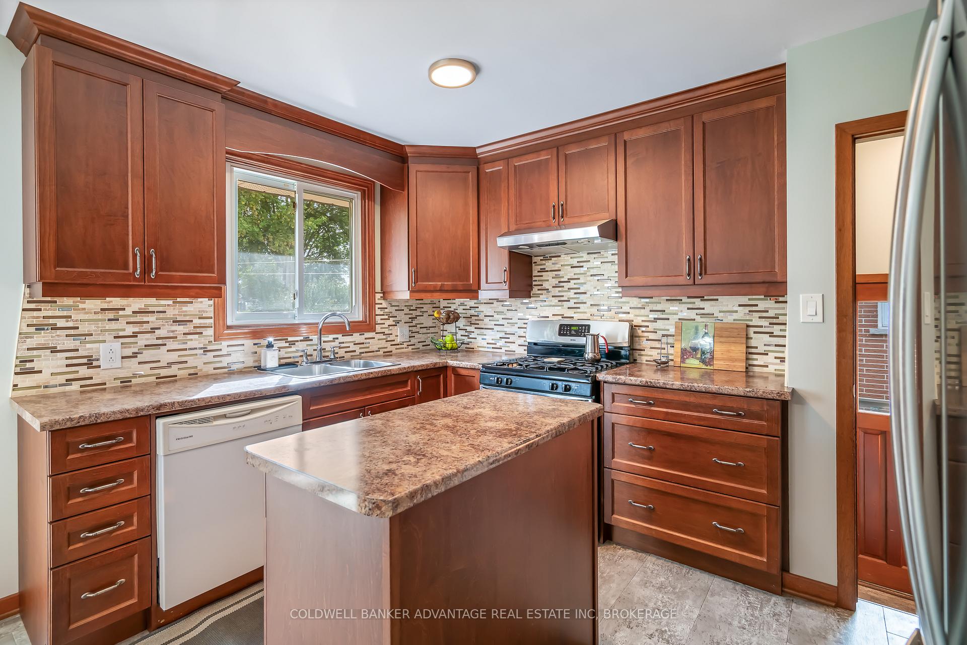 Photo 7 of 680 Clare Avenue, Welland, N. Welland — HOMEH