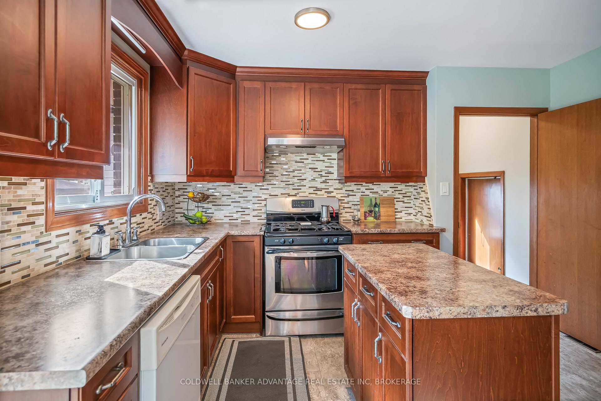 Photo 8 of 680 Clare Avenue, Welland, N. Welland — HOMEH