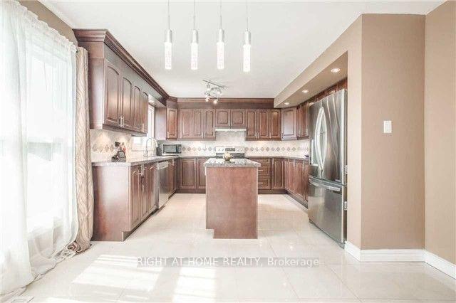 Photo 7 of 28 Hawkstone Crescent, Whitby, Blue Grass Meadows — HOMEH
