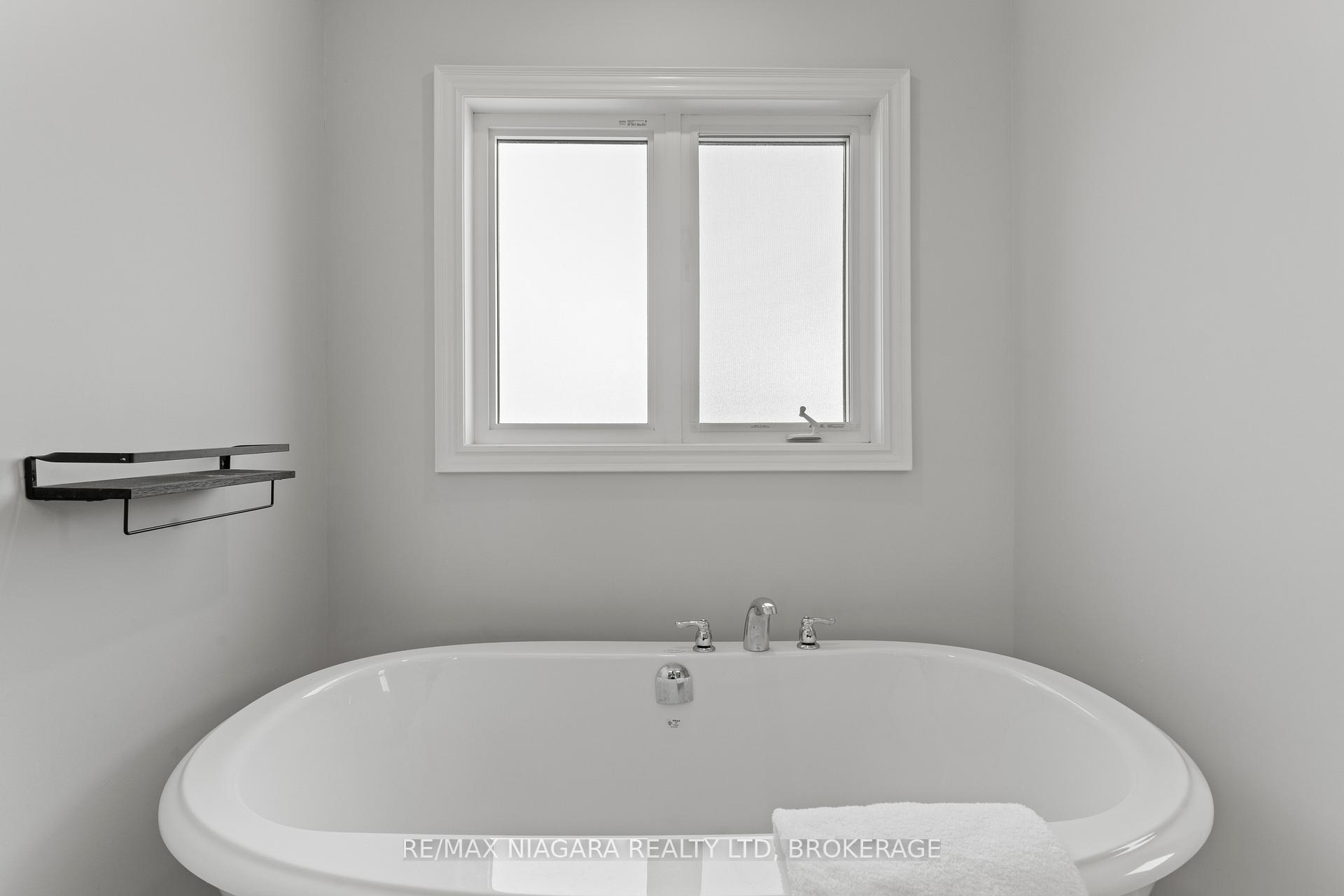 Photo 24 of 55 Spruce Crescent, Welland, Coyle Creek — HOMEH