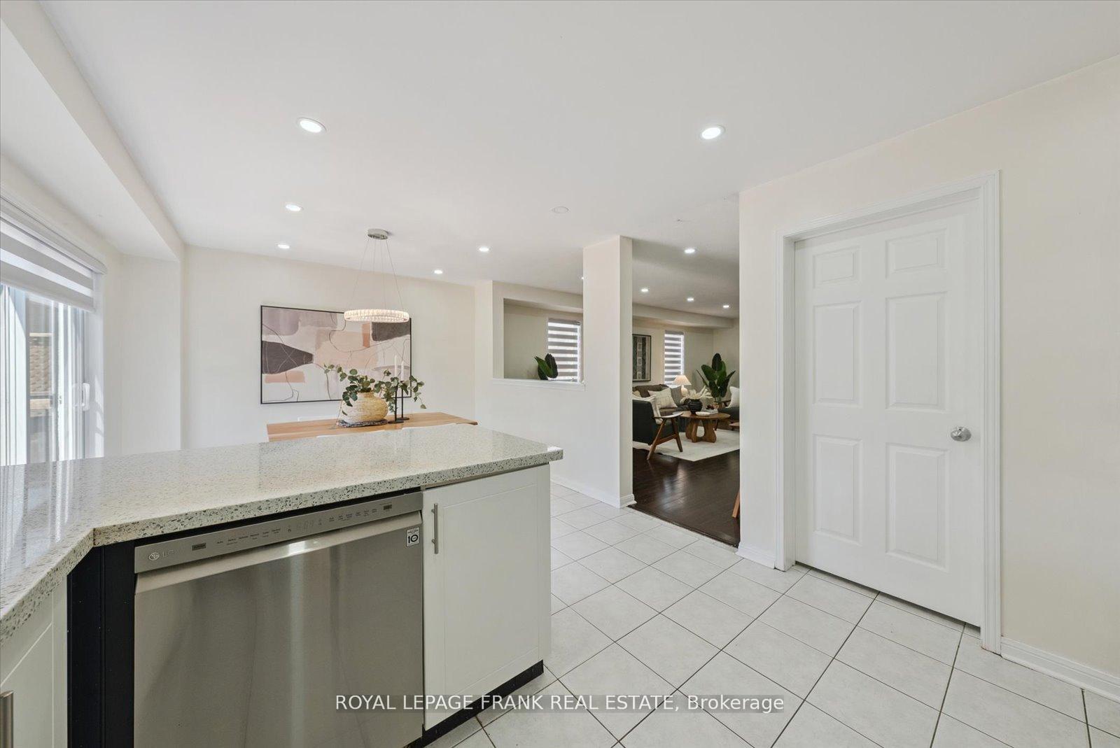 Photo 8 of 20 Regatta Crescent, Whitby, Port Whitby — HOMEH