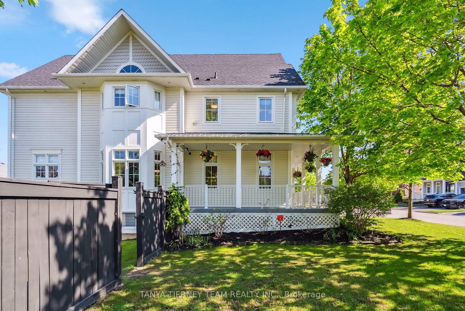 Photo 3 of 21 Rainbow Crescent, Whitby, Brooklin — HOMEH
