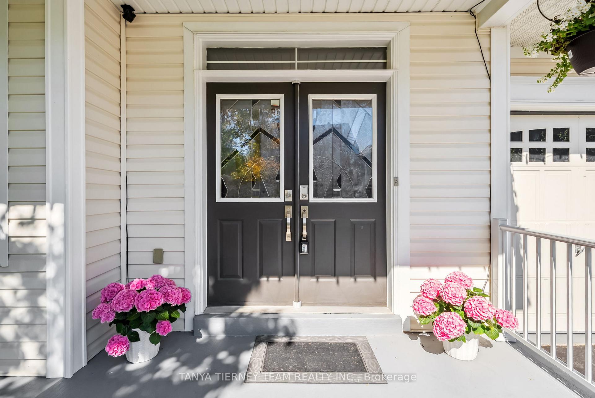 Photo 5 of 21 Rainbow Crescent, Whitby, Brooklin — HOMEH