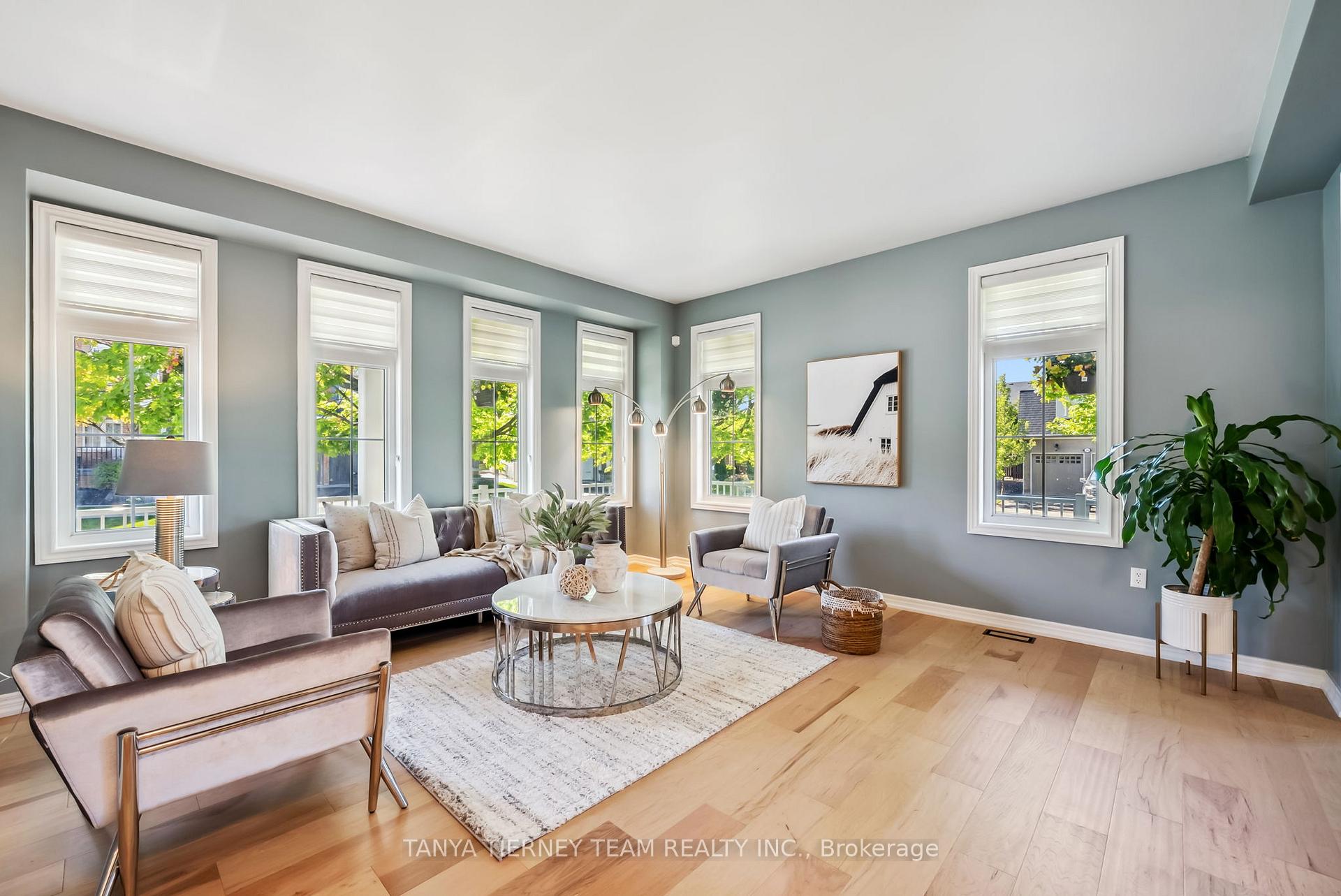 Photo 8 of 21 Rainbow Crescent, Whitby, Brooklin — HOMEH