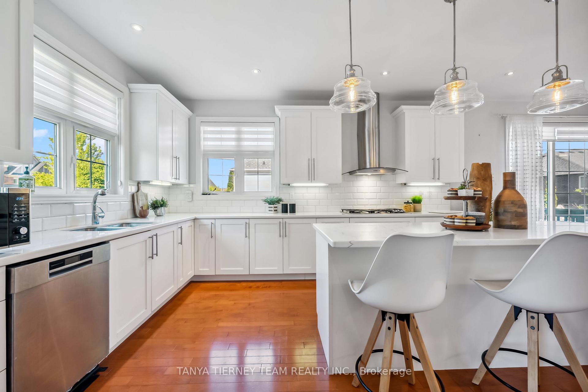 Photo 12 of 21 Rainbow Crescent, Whitby, Brooklin — HOMEH