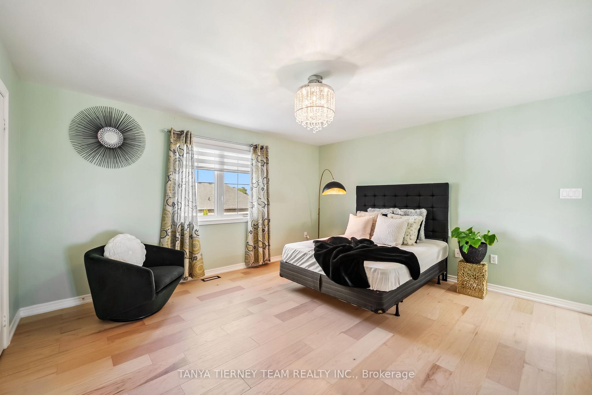 Photo 26 of 21 Rainbow Crescent, Whitby, Brooklin — HOMEH
