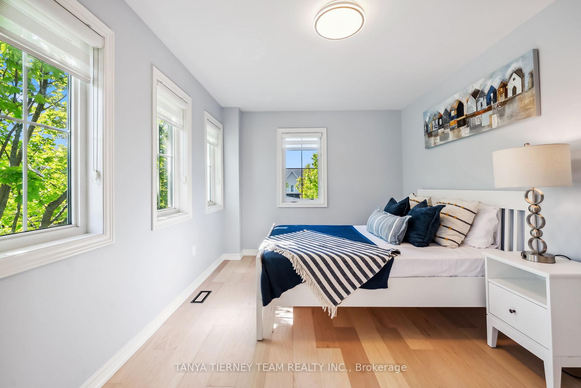 Photo 33 of 21 Rainbow Crescent, Whitby, Brooklin — HOMEH