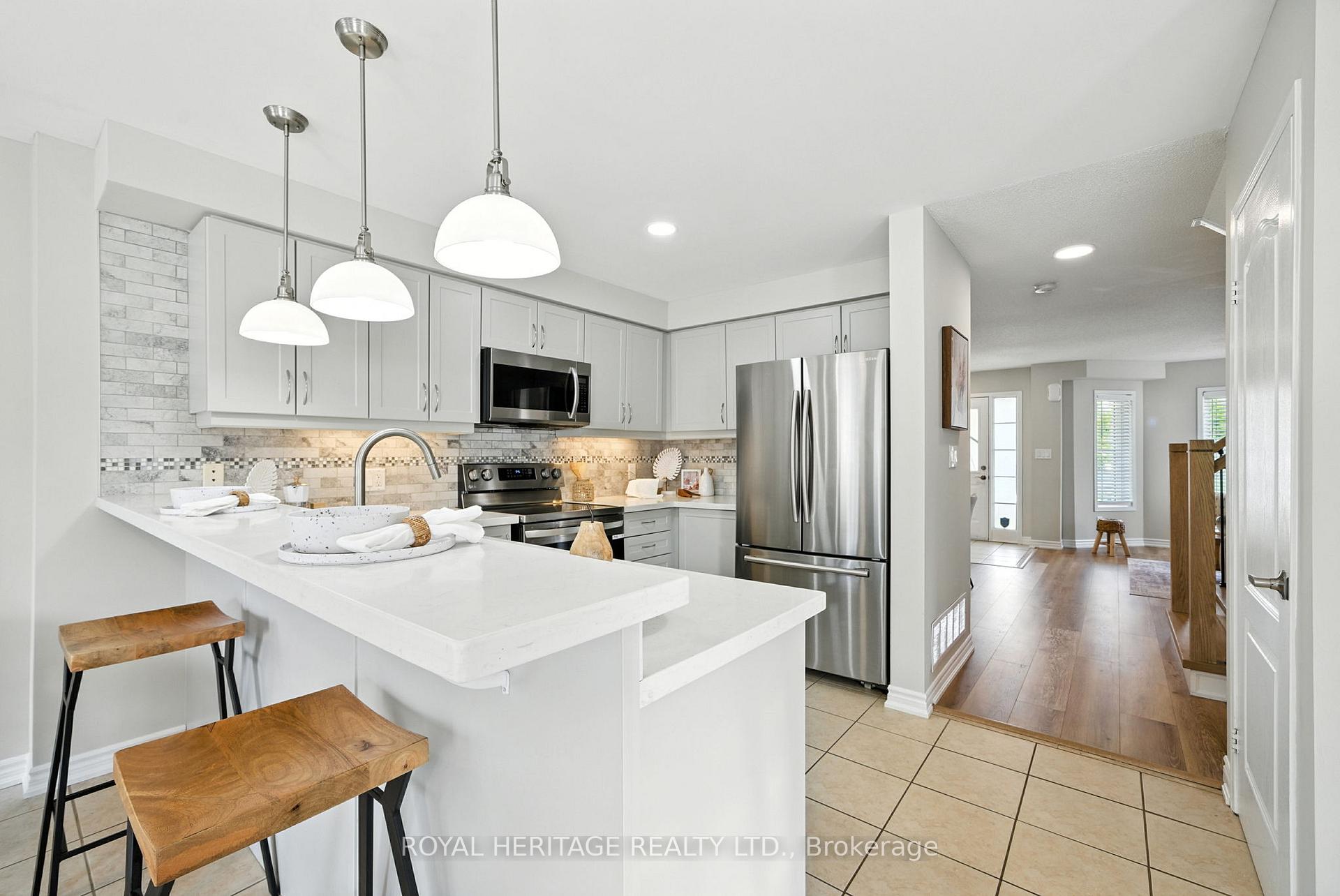 Photo 17 of 159 Carnwith Drive E, Whitby, Brooklin — HOMEH