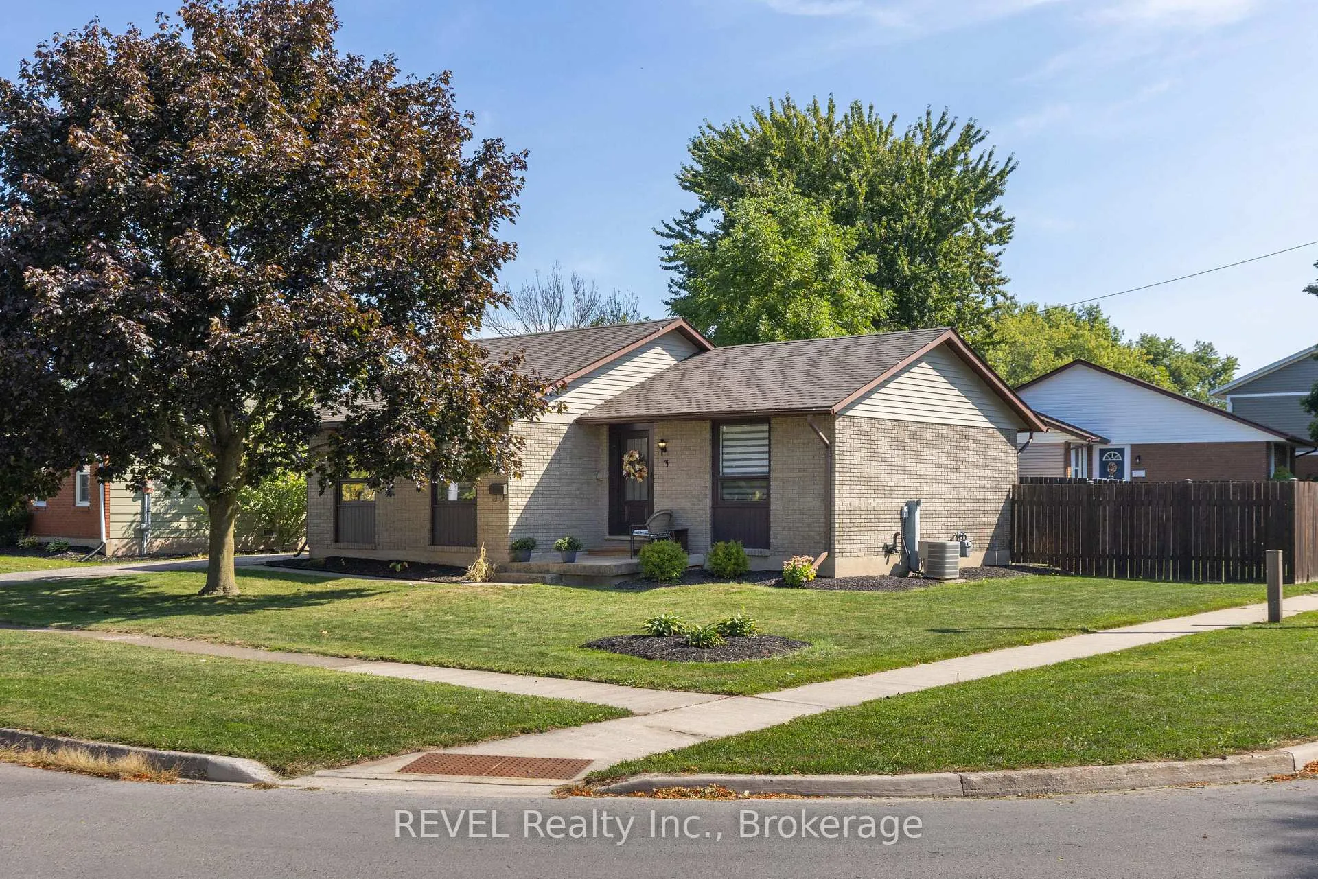 Photo 1 of 3 Newleaf Crescent, Welland, N. Welland — HOMEH