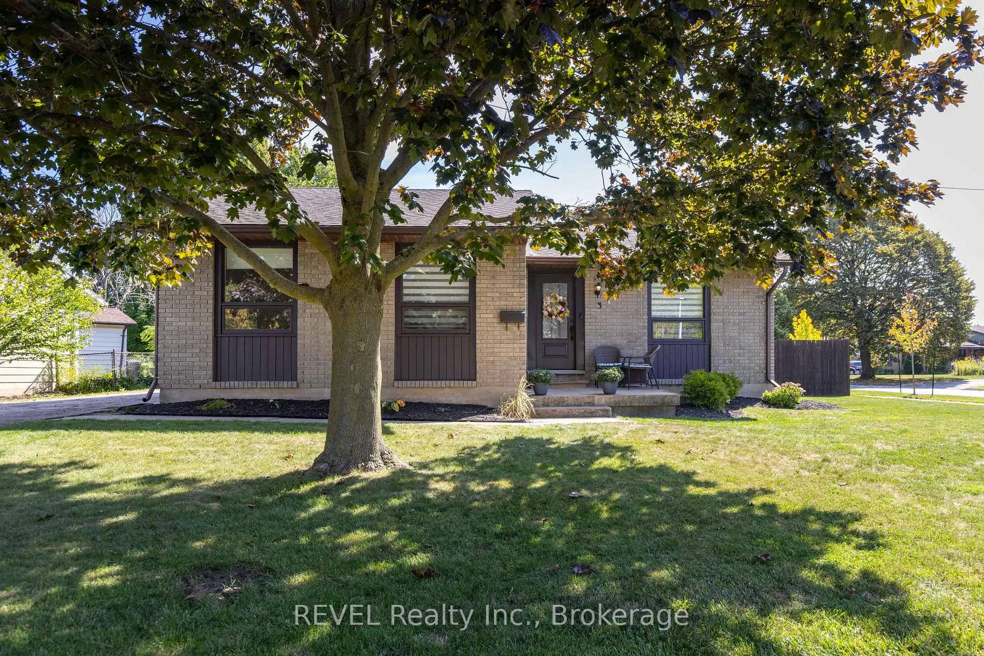 Photo 2 of 3 Newleaf Crescent, Welland, N. Welland — HOMEH