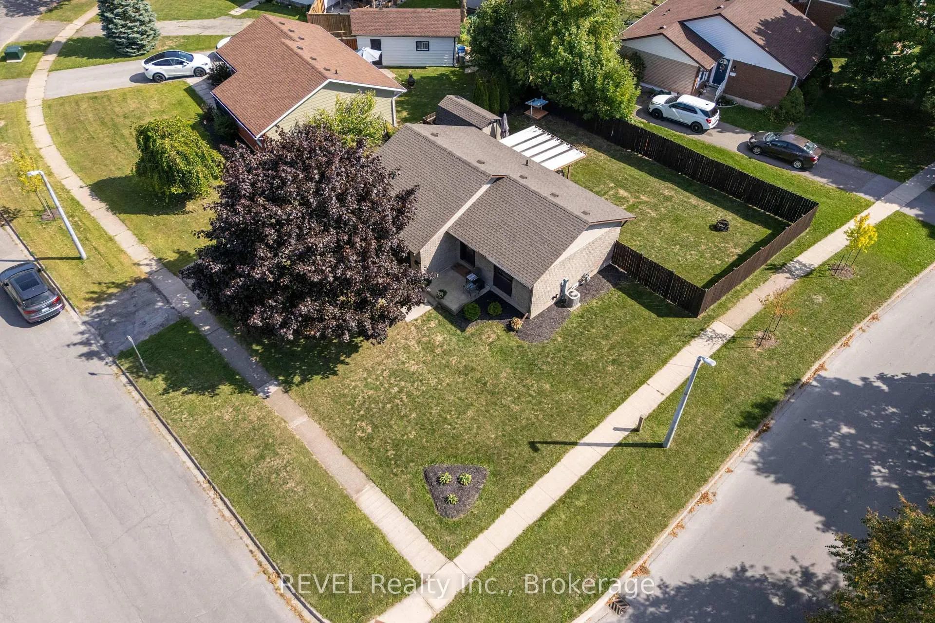 Photo 25 of 3 Newleaf Crescent, Welland, N. Welland — HOMEH