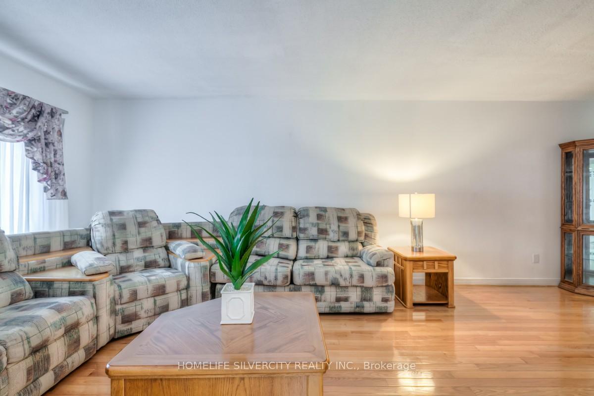 Photo 5 of 5 Braebrook Drive, Whitby, Rolling Acres — HOMEH