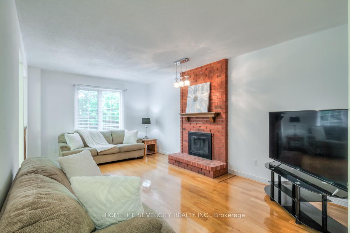 Photo 8 of 5 Braebrook Drive, Whitby, Rolling Acres — HOMEH