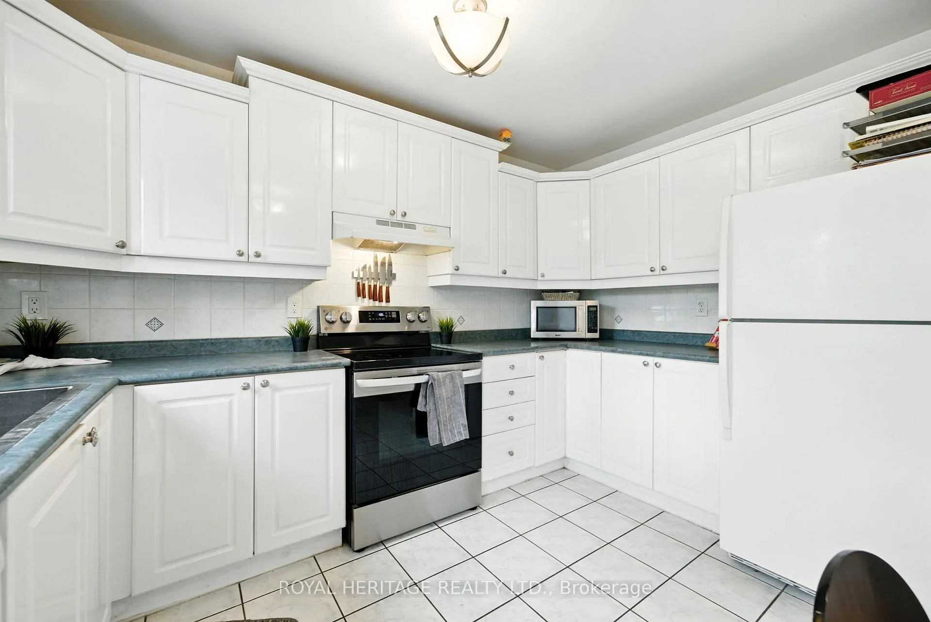 Photo 10 of 337 Ferndale Drive S, Barrie, Ardagh — HOMEH