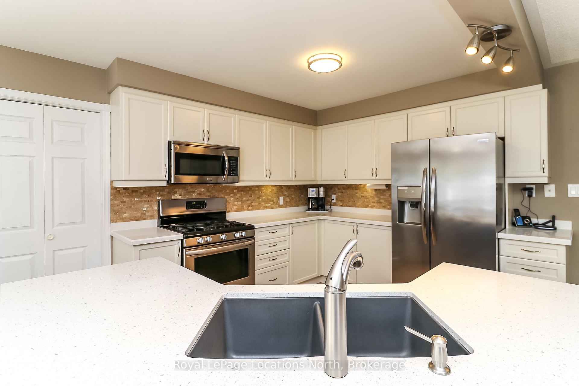 Photo 18 of 60 Leo Boulevard, Wasaga Beach — HOMEH