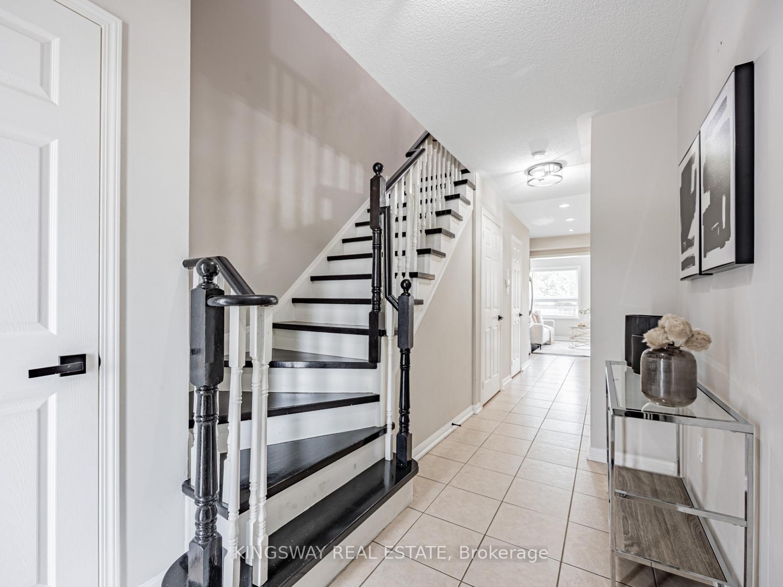 Photo 3 of 150 Kirkland Place, Whitby, Williamsburg — HOMEH