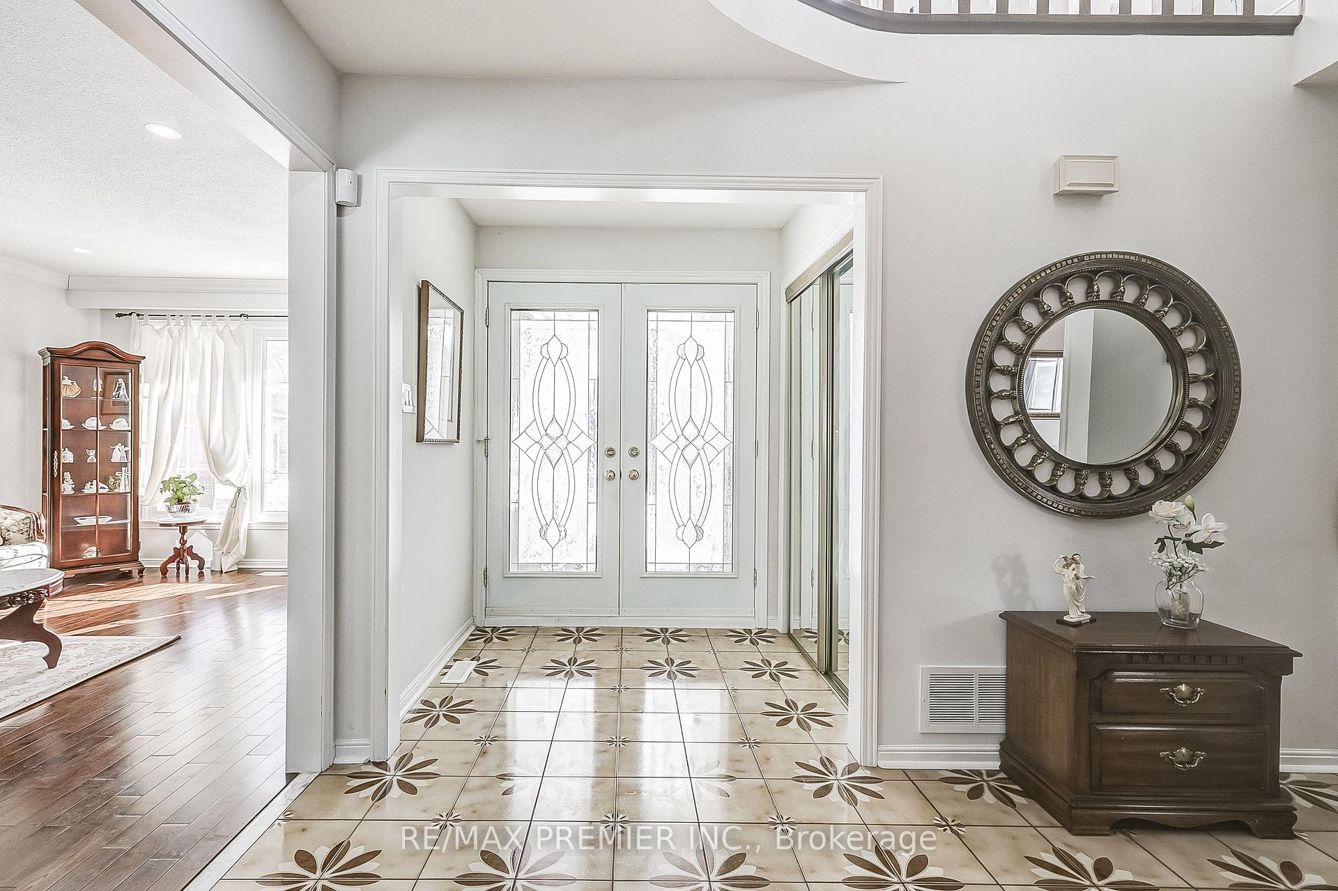 Photo 4 of 22 Whiteoak Court, Markham, Sherwood-Amberglen — HOMEH