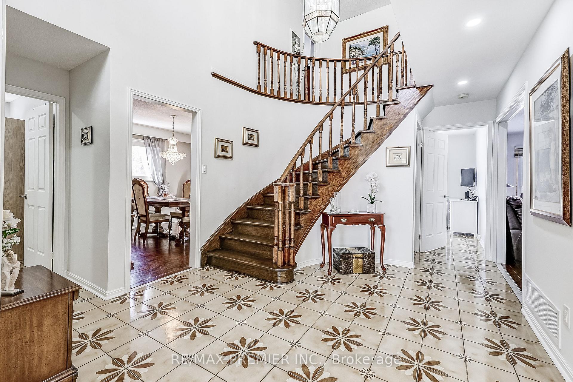 Photo 5 of 22 Whiteoak Court, Markham, Sherwood-Amberglen — HOMEH