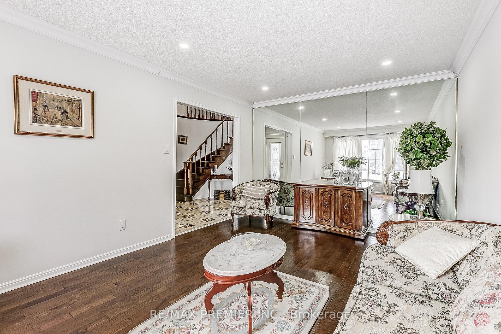 Photo 7 of 22 Whiteoak Court, Markham, Sherwood-Amberglen — HOMEH