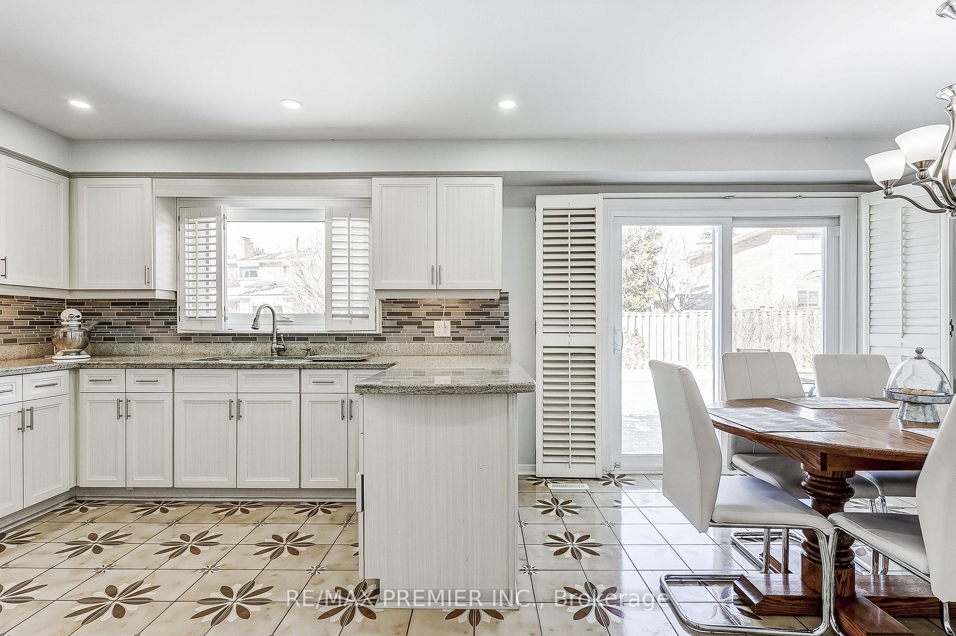 Photo 12 of 22 Whiteoak Court, Markham, Sherwood-Amberglen — HOMEH