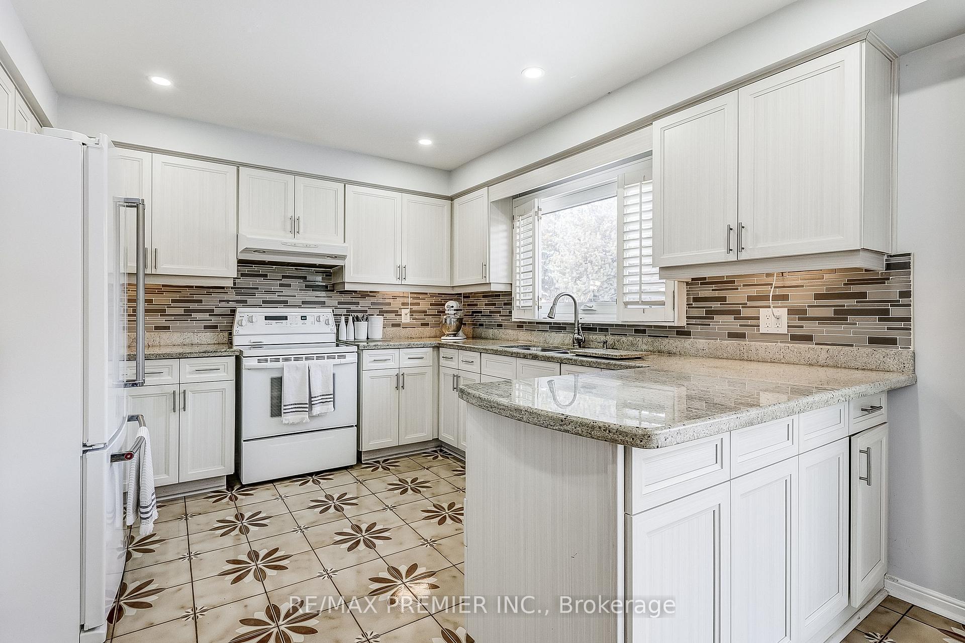 Photo 13 of 22 Whiteoak Court, Markham, Sherwood-Amberglen — HOMEH