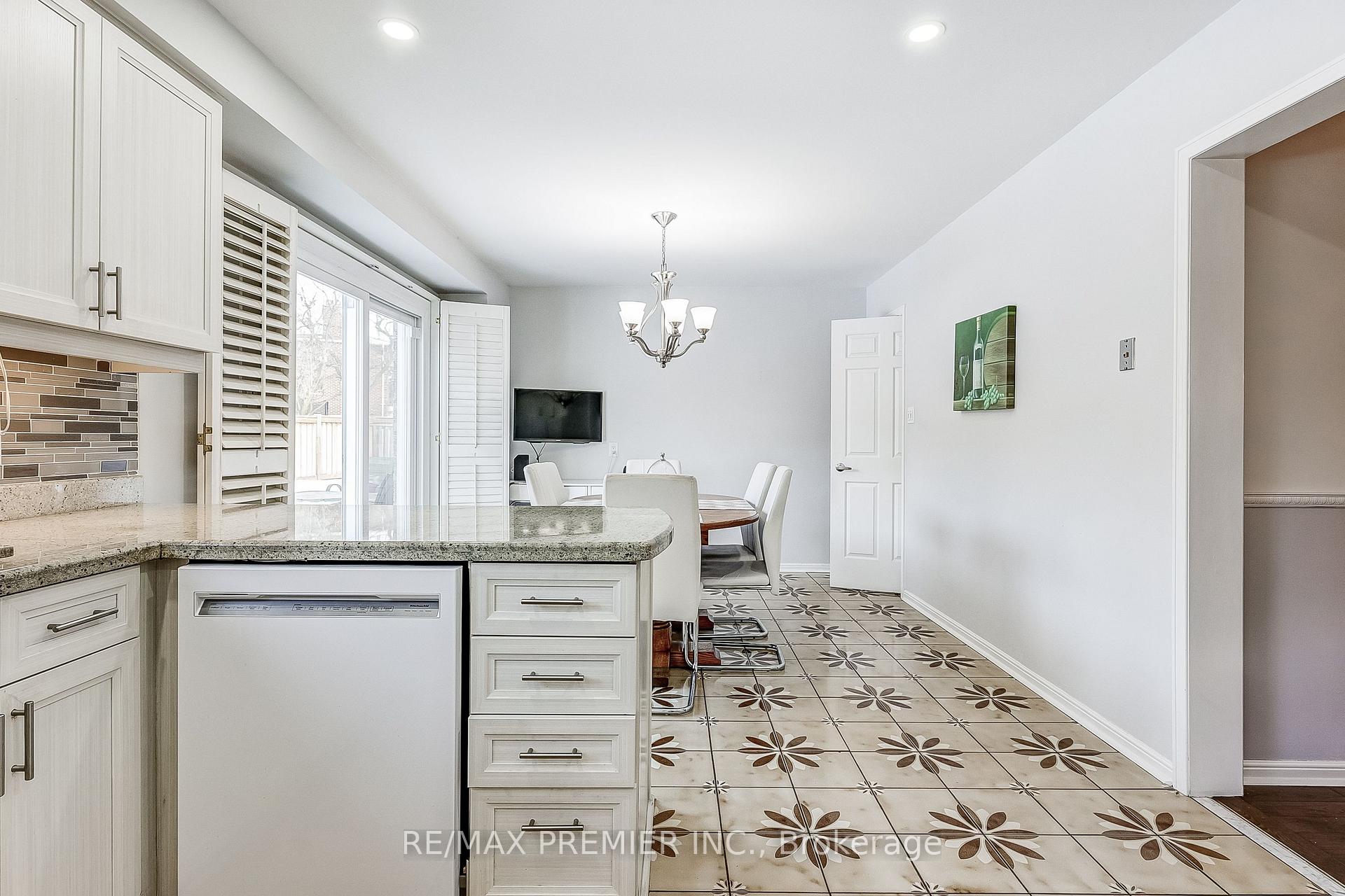 Photo 14 of 22 Whiteoak Court, Markham, Sherwood-Amberglen — HOMEH